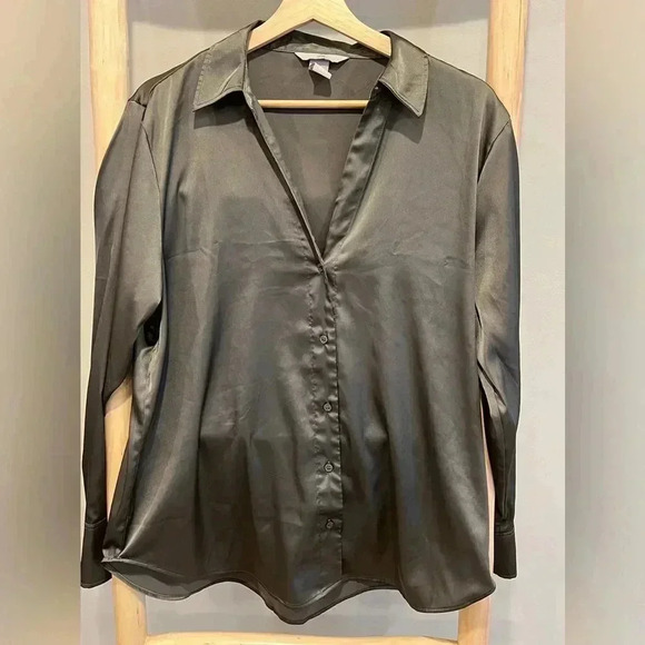 ✨H&M Dark Gray Silky Button down blouse size medium - Picture 8 of 9
